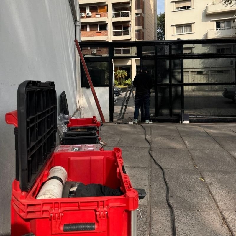 Reparación de puerta de escape en portón corredizo. Reescuadre y alineación de la puerta de escape para ajustarla correctamente al portón corredizo. Trabajo realizado por HERREELEC.